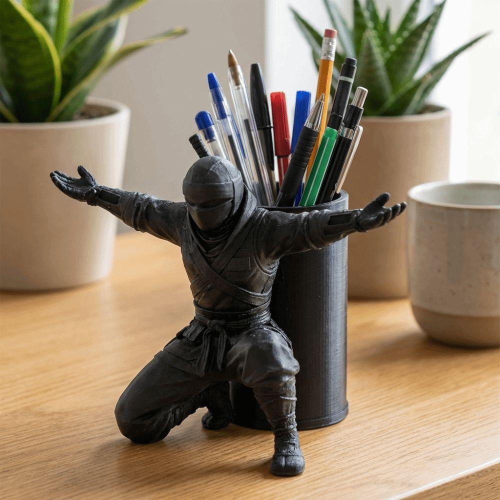 Plastový držák na tužky Ninja Warrior Stabilní organizér na stůl Model postavy Simulace Nápad na dárek