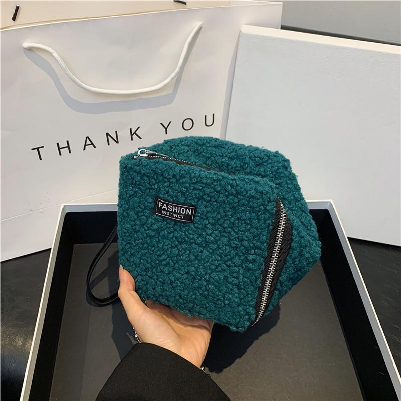 

Женская осенне-зимняя новая модная сумка через плечо, модная маленькая квадратная сумка на запястье, высококачественная сумка на одно плечо в западном стиле с цепочкой