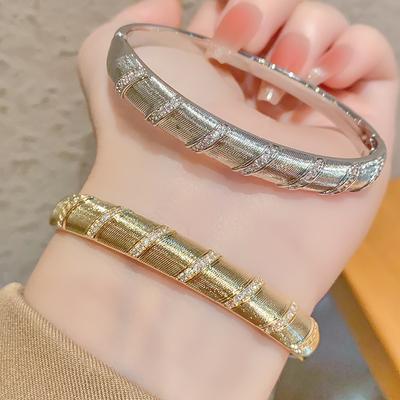 Bracelet européen et américain en cuivre incrusté de zircon pour femme bracelet à boucle bracelet à rétention de couleur bracelet