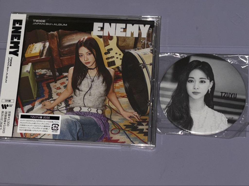 [USED] TWICEENEMY Tzuyu Edition with serial trading card and Twice2 badge