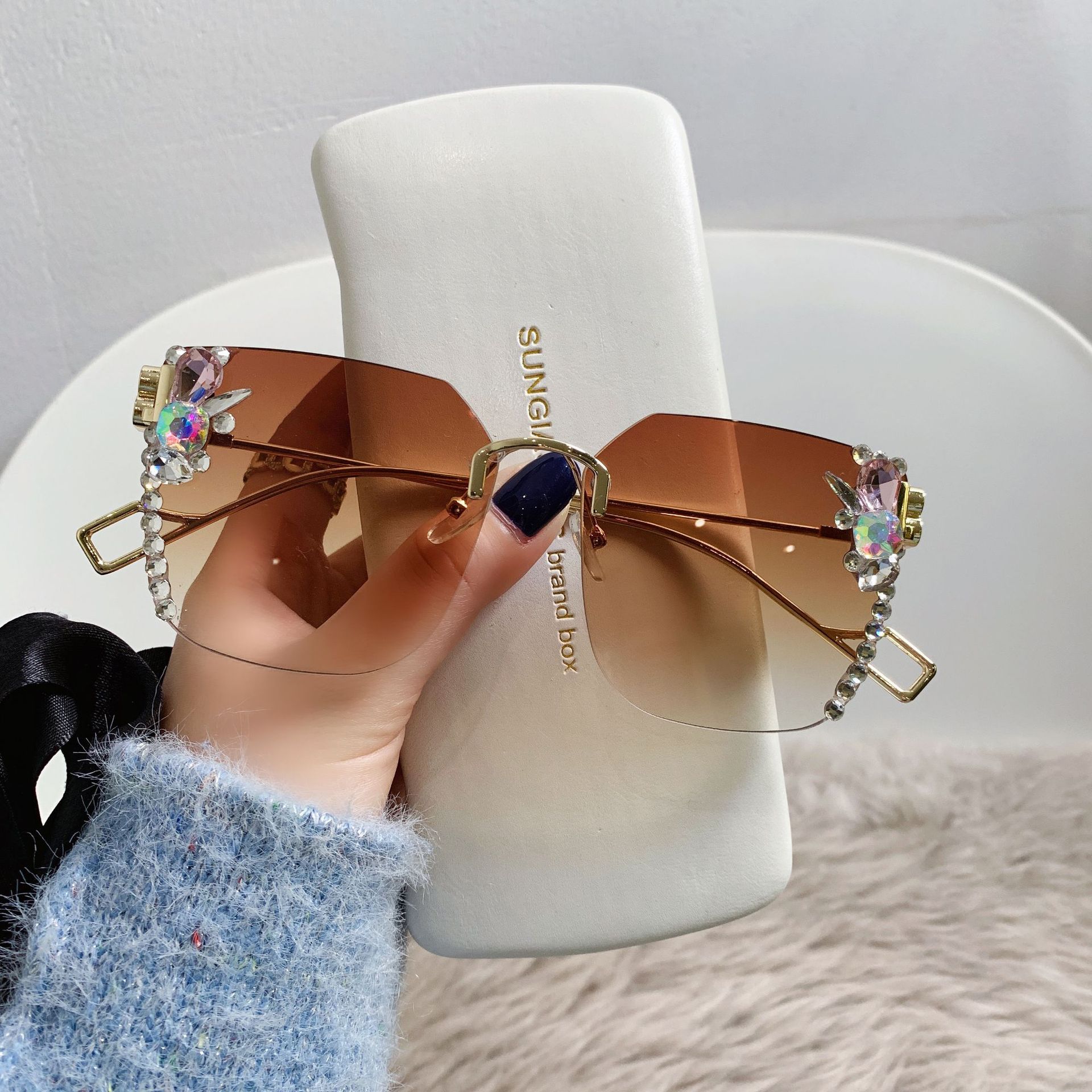 

Солнцезащитные очки с бриллиантовой инкрустацией для женщин B Home без оправы с вырезанным краем, модные солнцезащитные очки с металлической оправой большого размера [Source factory straight hair]