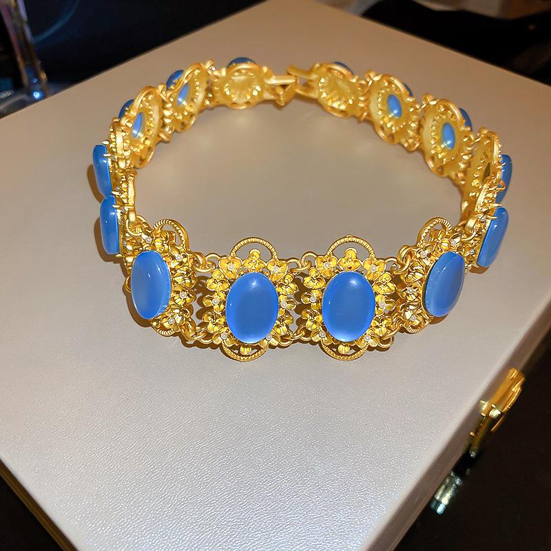 Bracelet rond fleuri européen et américain serti de diamants, boucles d'oreilles, collier, collier et ensemble de bijoux rétro pour femmes.
