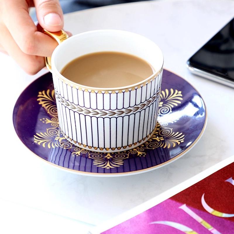 Feines Knochenporzellan Kaffeetassen- und Untertassensets, 270 ml Wunderschön glasierte Teetasse mit Goldrand und Henkel, Keramik-Kaffeetassen mit goldenem Löffel