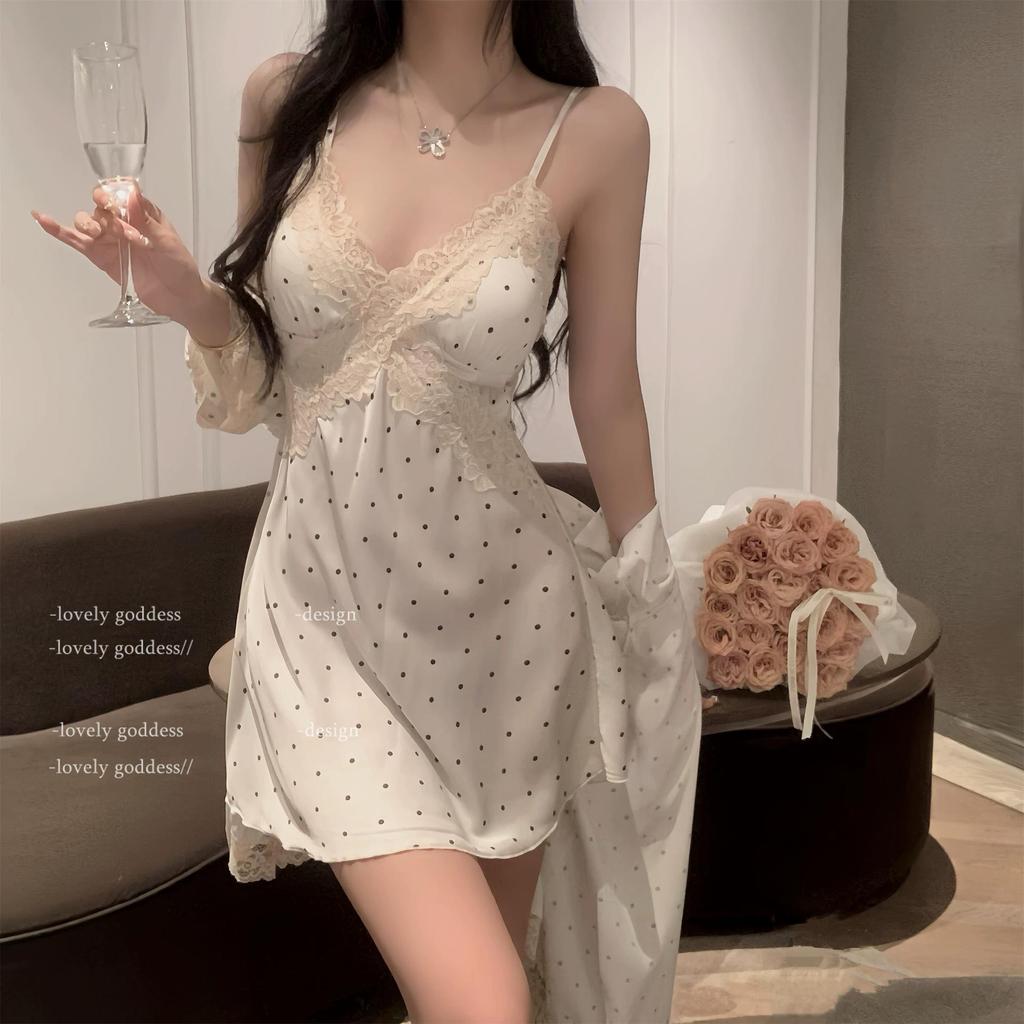 Szykowna koszula nocna w kropki z koronkowym wykończeniem, na ramiączkach spaghetti i z wkładką na biuście.