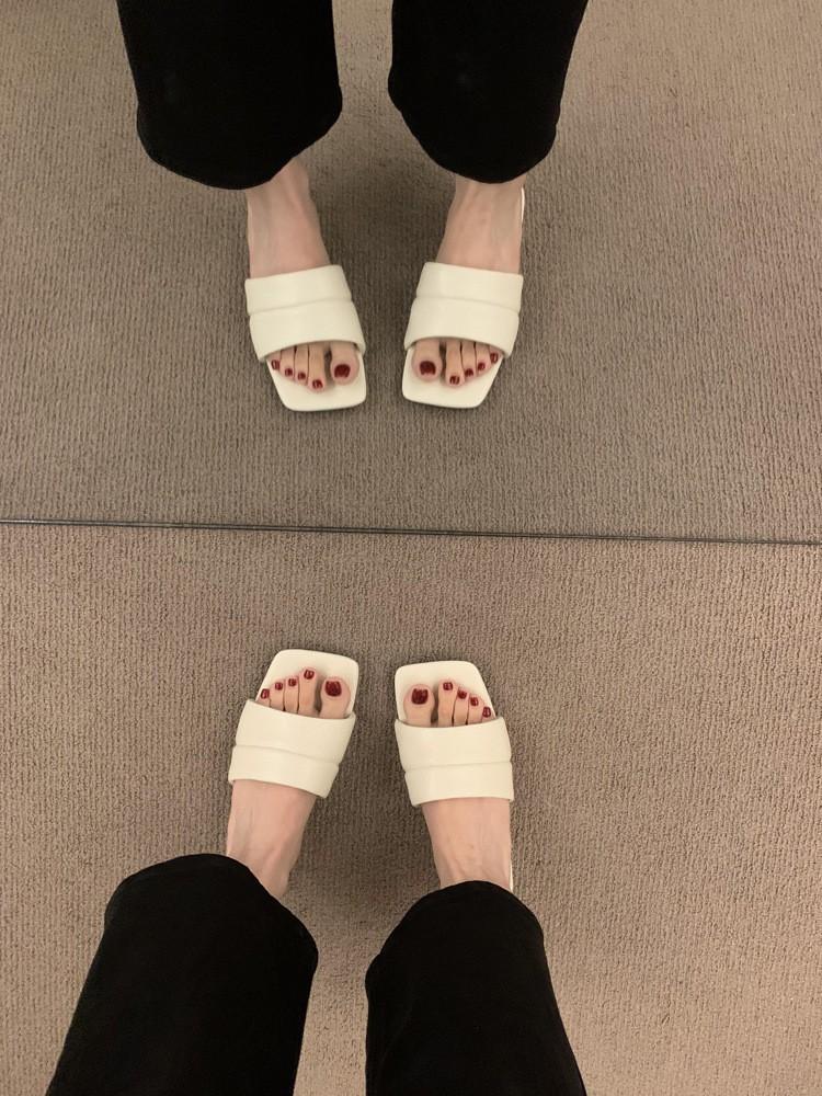 

Korean fairy wind open-toed square head one-word slippers female summer outer wear skirt beautiful burst silver flat bottom sandals 40