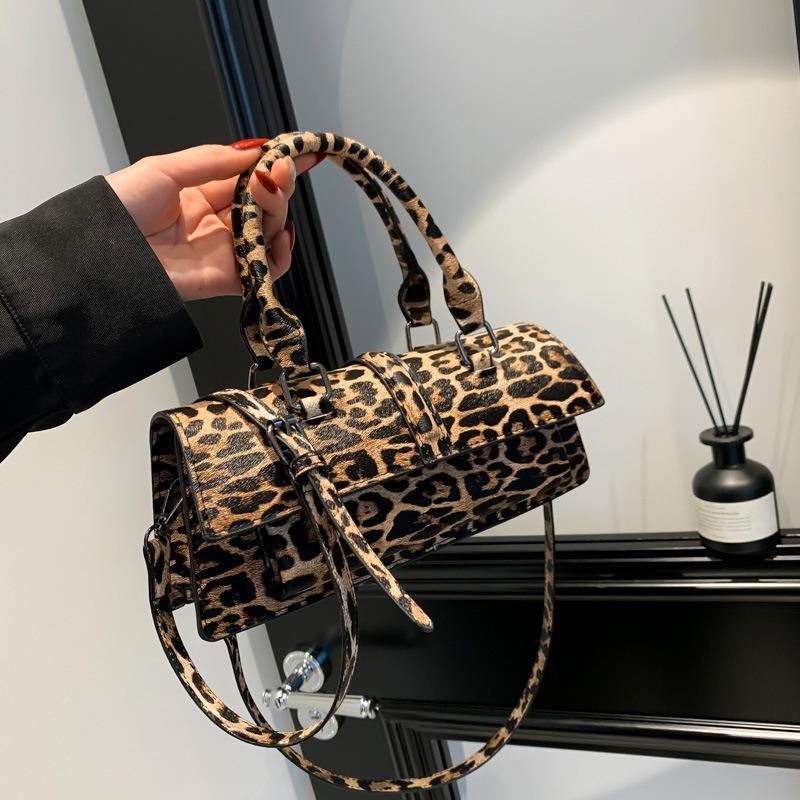 Sweet and cool personality leopard print spice girl bag women summer high sense commuting messenger small bag niche design handbag