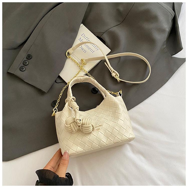 

2025 new bag women s popular fashion this year, portable shoulder messenger bag, high-end vegetable basket woven women s bag белый