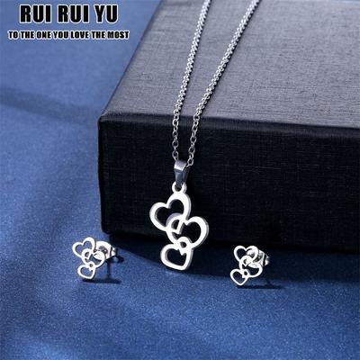 RUI RUI YU Edelstahl Halsketten Ohrringe Set Licht Luxus Herz Anhänger Charme Koreanische Halskette für Frauen Schmuck Geschenk
