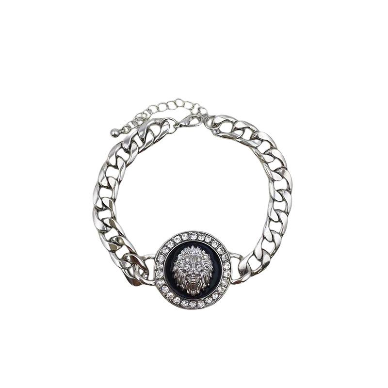Übertriebenes Löwenkopfarmband
