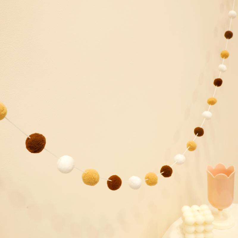 Retro Kaffeebraune Filz-Geburtstagsdekoration: Buchstaben, Zahlen, Pompons, Wimpelketten für die Kulisse zum ersten Geburtstag.