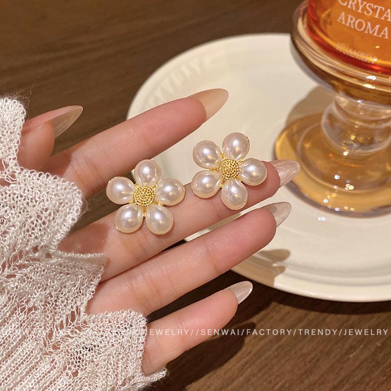 In the wind pearl flower stud earrings women spring summer gentle spice earrings simple elegant temperament ear