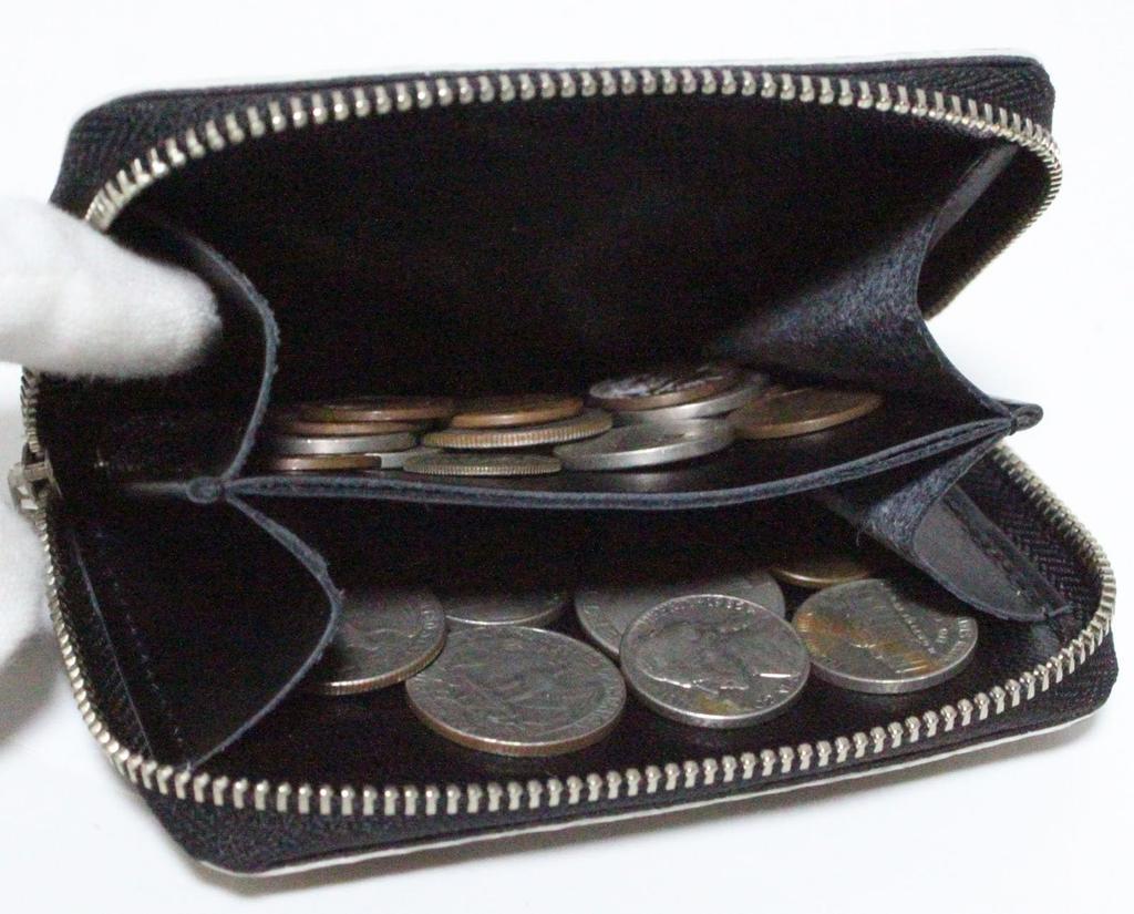 Natural Japanese-made diamond python snakeskin coin purse for men and women. Compact, small, slim, and lightweight, this mini wallet features card