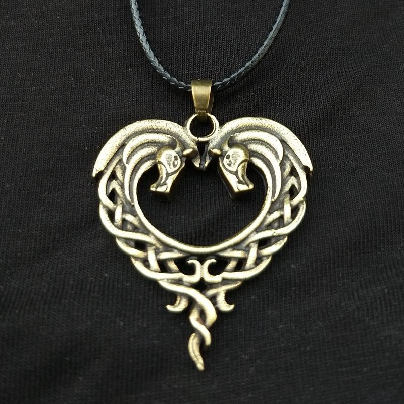 

Примитивное кельтское ожерелье для любителя лошадей в виде сердца с подвеской в виде двух лошадей