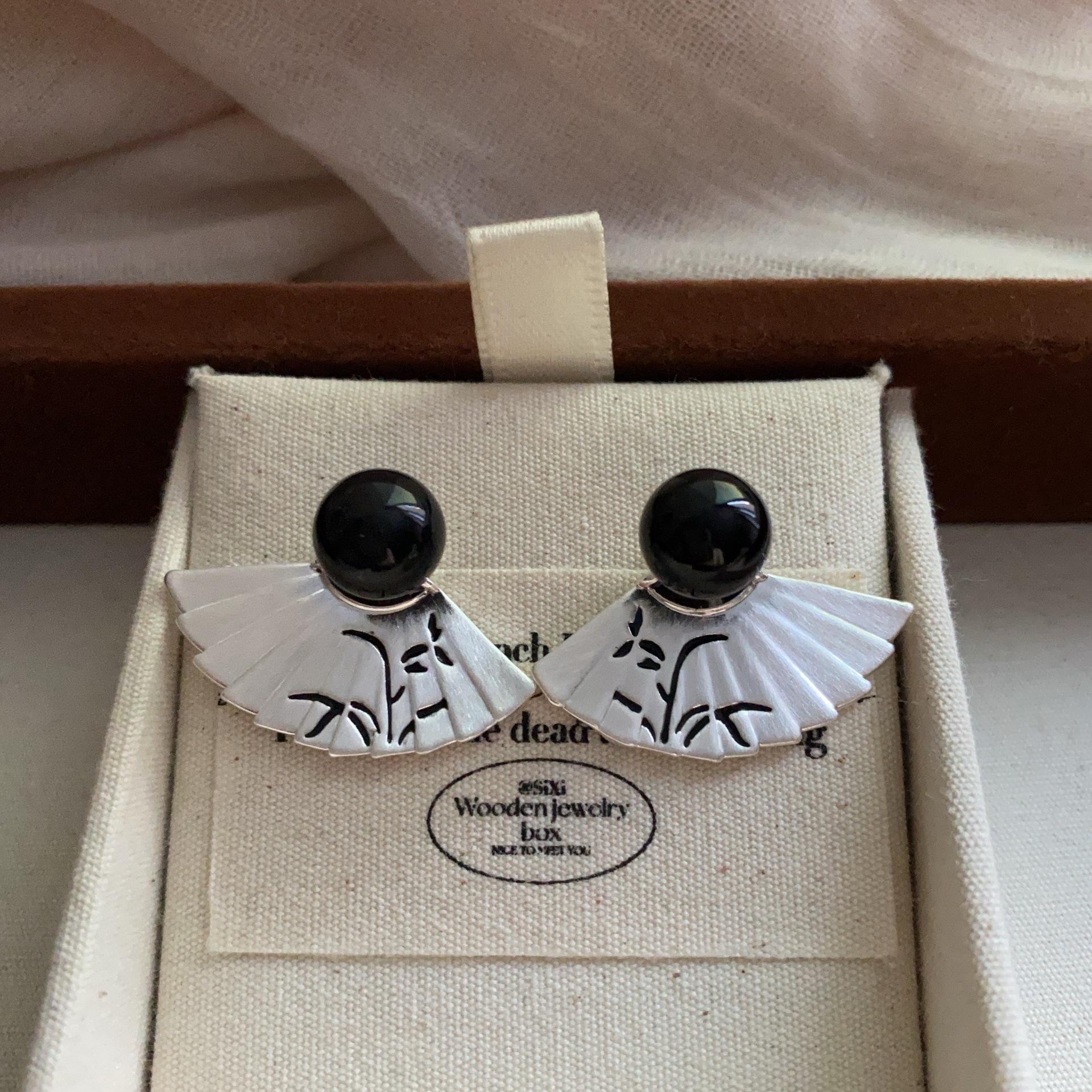 

Chinese minimalist fan-shaped spring orchid folding fan stud earrings, national style temperament niche earrings, classical elegance, literary