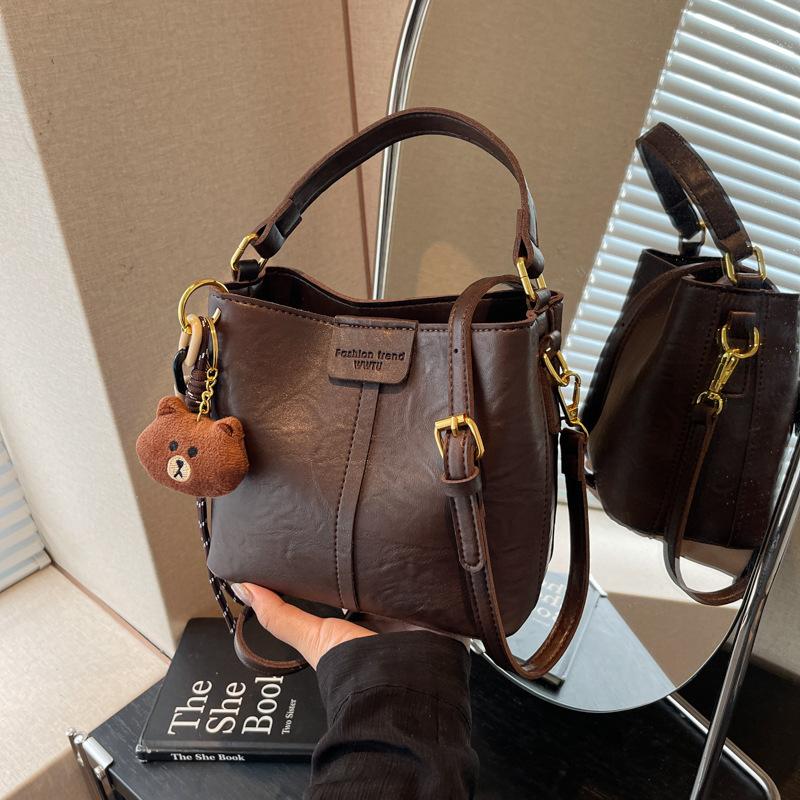 Neue trendige Mode mit Anhänger Schulter Damenhandtasche Retro Schulter Große Kapazität Breitband Umhänge Eimerhandtasche