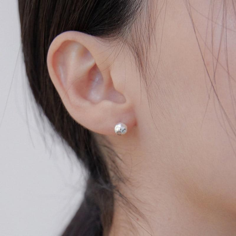 Byweekend Mini Hammer Ball Earring