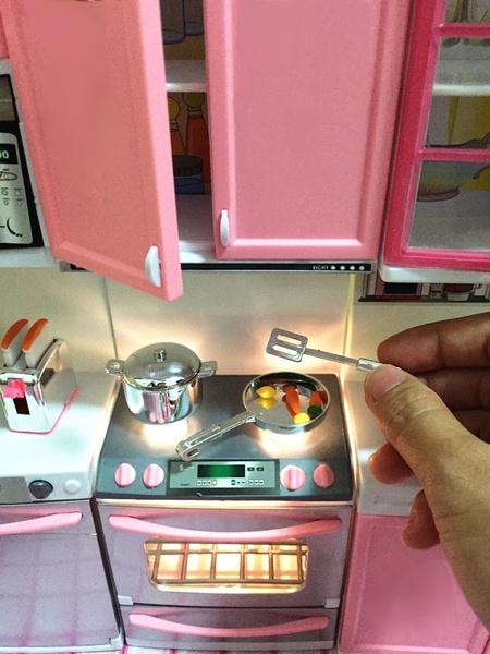 Cozinha de Tamanho de Boneca Deluxe Móveis de Casa de Bonecas Tamanho Barbie Mini Cozinha Infantil Conjunto de Culinária de Faz de Conta