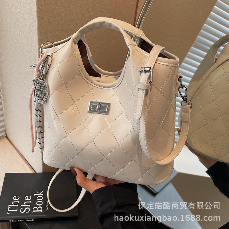 Retro bag women's large capacity 2025 new spring and summer casual shoulder handbag diamond commuter tote bag