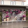 Arazzo Muro di Pietra Mediterraneo, Tessuto di Sfondo con Fiori di Bougainvillea Rosa, Decorazione per la Stanza