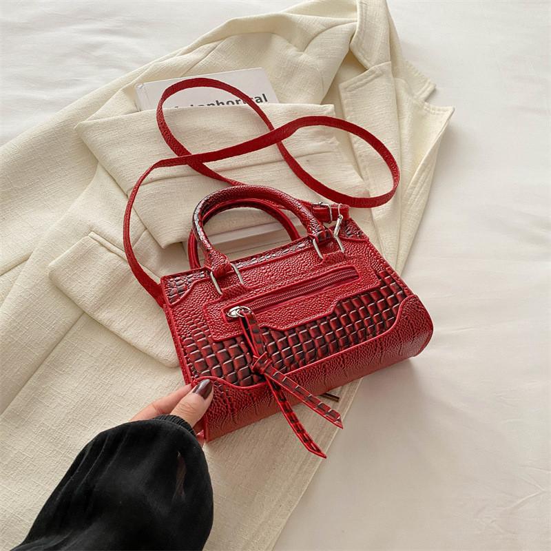 Versatile Medium Sized Handbag With Phone Pocket Suitable For Everyday Outfits красный