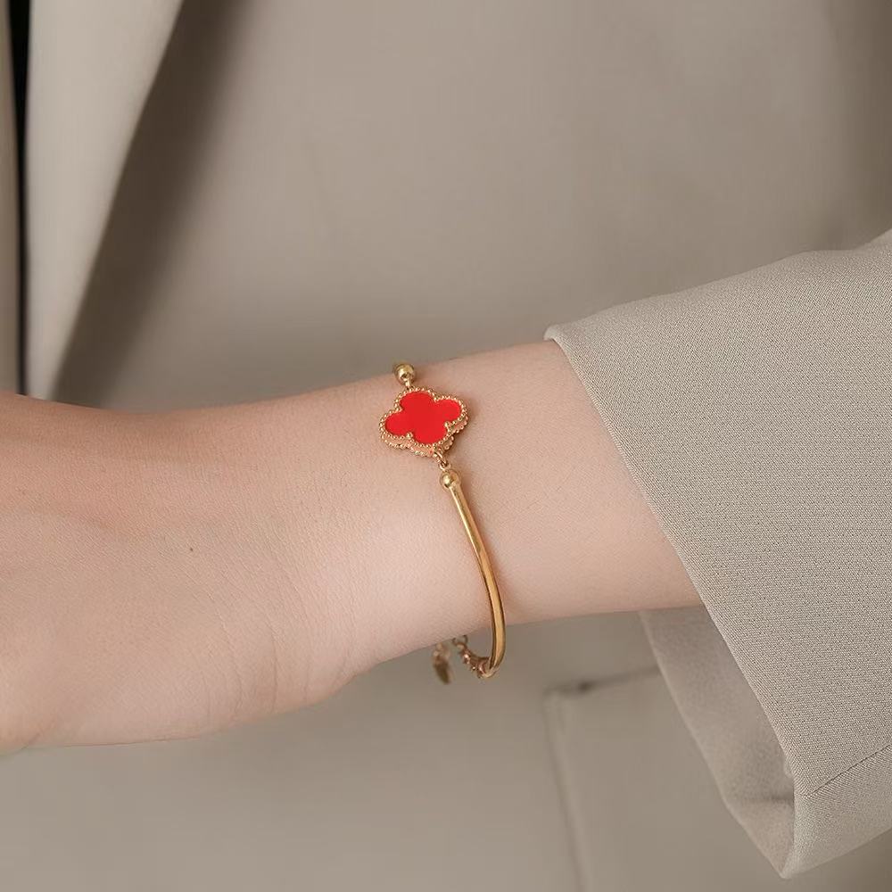 Bracelet trèfle avancé en acier titane ne se décolorant pas