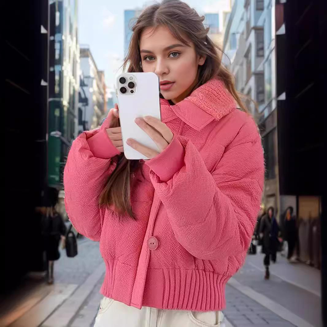 Короткая хлопковая куртка с длинными рукавами для женщин зимой — фото 4