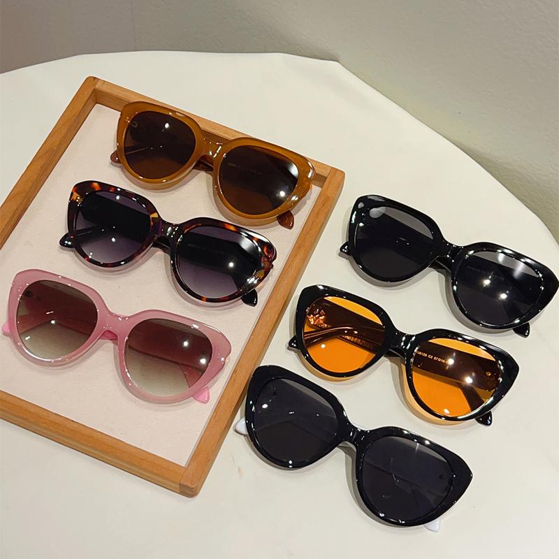 Oversized Cat Eye Sunglasses Women New Fashion Candy Color Rim Decor Sun Glasses Lady Trendy Brand Design Outdoor Shades