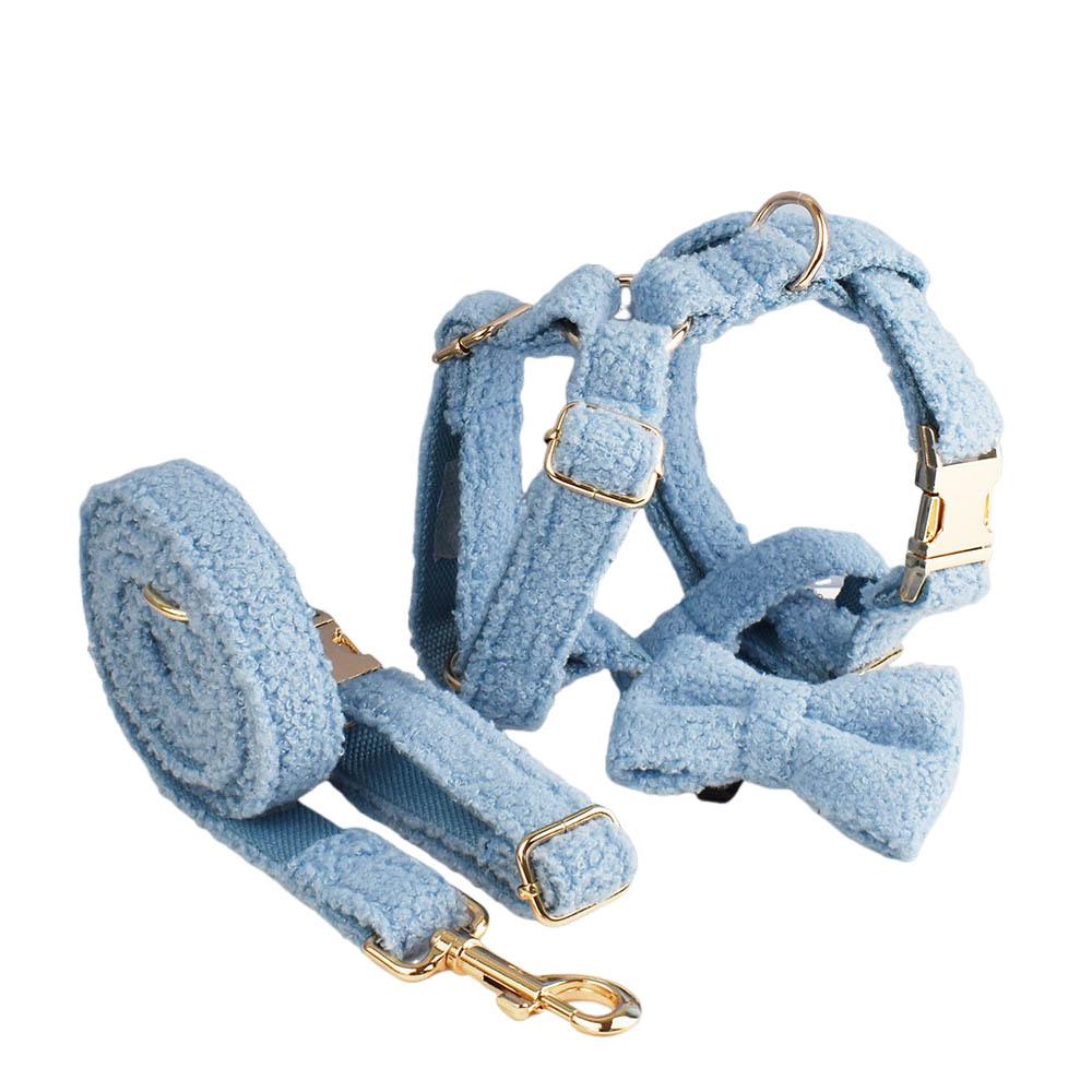 Blaues Teddybär Hundegeschirr Set: Enthält Brustgeschirr, Fliege am Halsband, Leine und Kette für den Außenbereich.