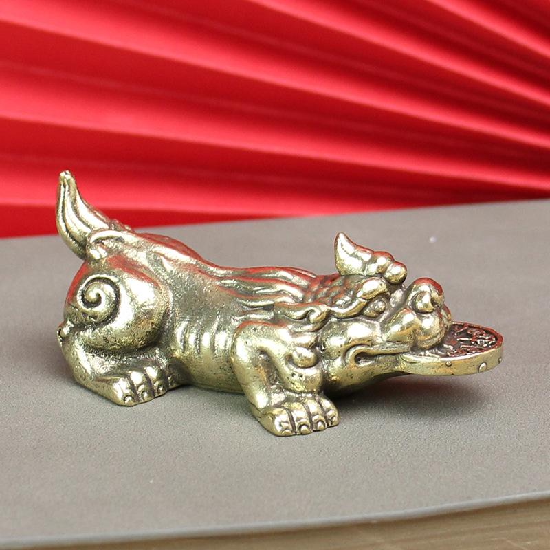 

Brass solid pure copper small ornament desktop handle lucky copper Pixiu tea ceremony tea pet carving and casting antique small bronze ware