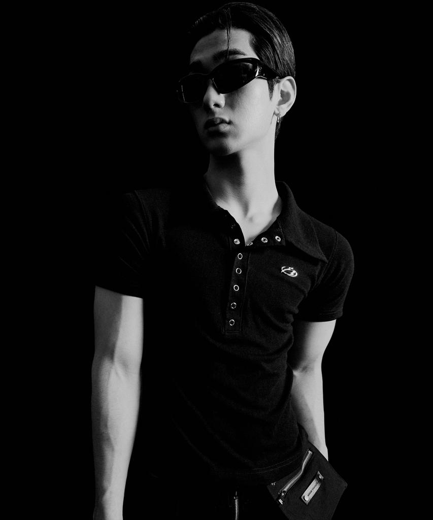 MORE THAN BLACK Logo Snap Collar Half Sleeve