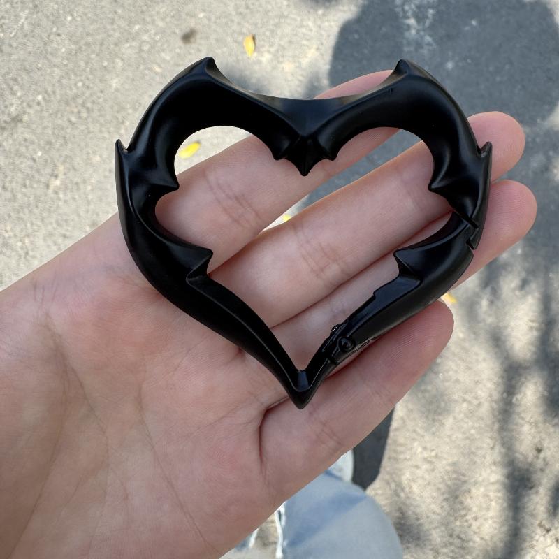 Heart-Shaped Carabiner Retro Style Gothic Metal Keychain Easy Clip-On Carabiner For Keys Bags Backpacks Hangings Carabiner Clip