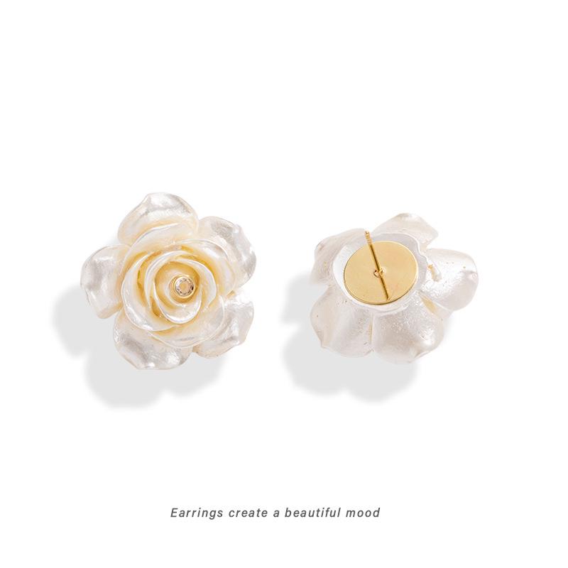 Винтажные серьги-гвоздики с белой камелией: Романтичные серьги-клипсы с цветами во французском стиле