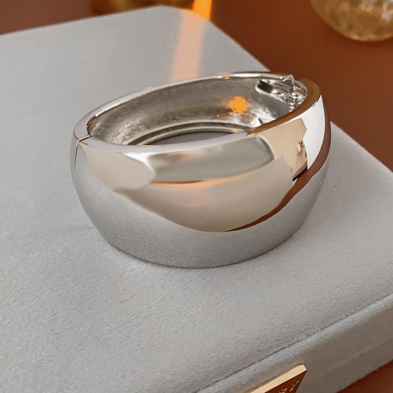 European & American Pleated Metal Bangle: Elegant Cold-Style Bracelet with High-End Luxury Design