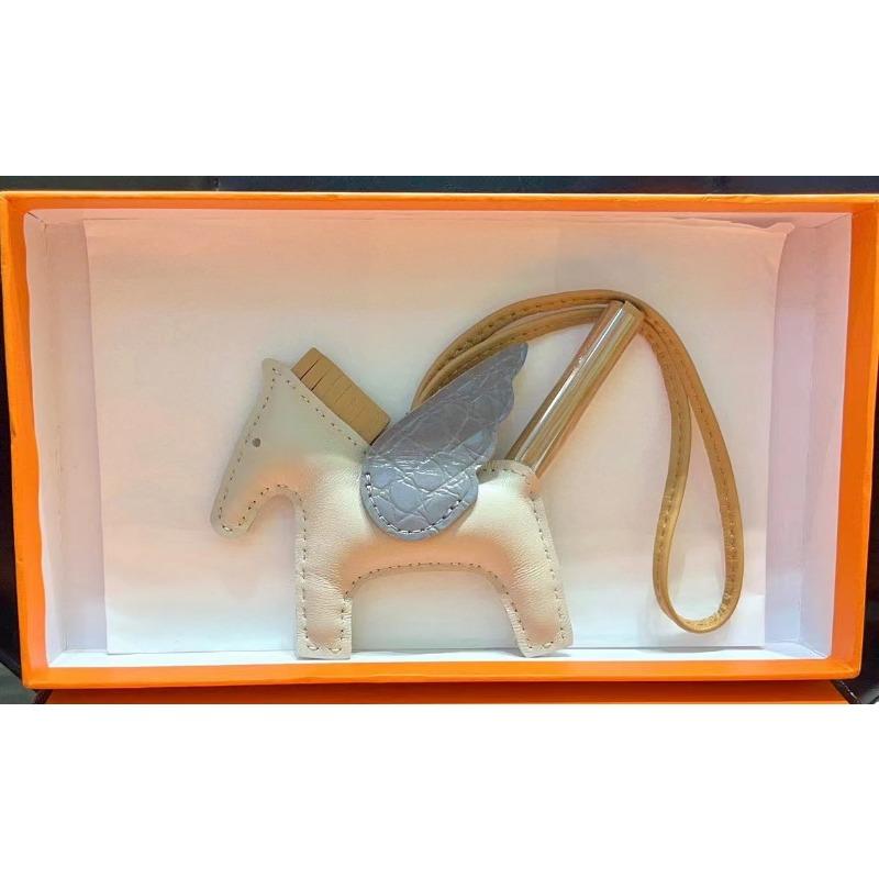 

Комплект материалов для кожаной подвески «Пегас», Крылья маленькой лошадки, Кожаная подвеска-аксессуар для сумки «Любовь к лошадям»