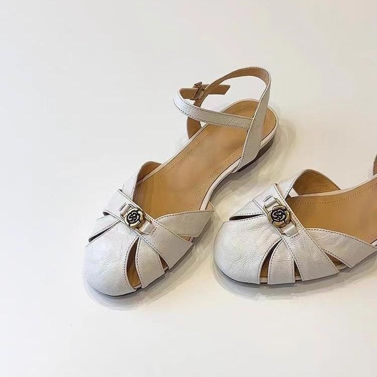 2025 summer new French hollow casual one-word sandals women's round head versatile retro camellia Roman shoes
