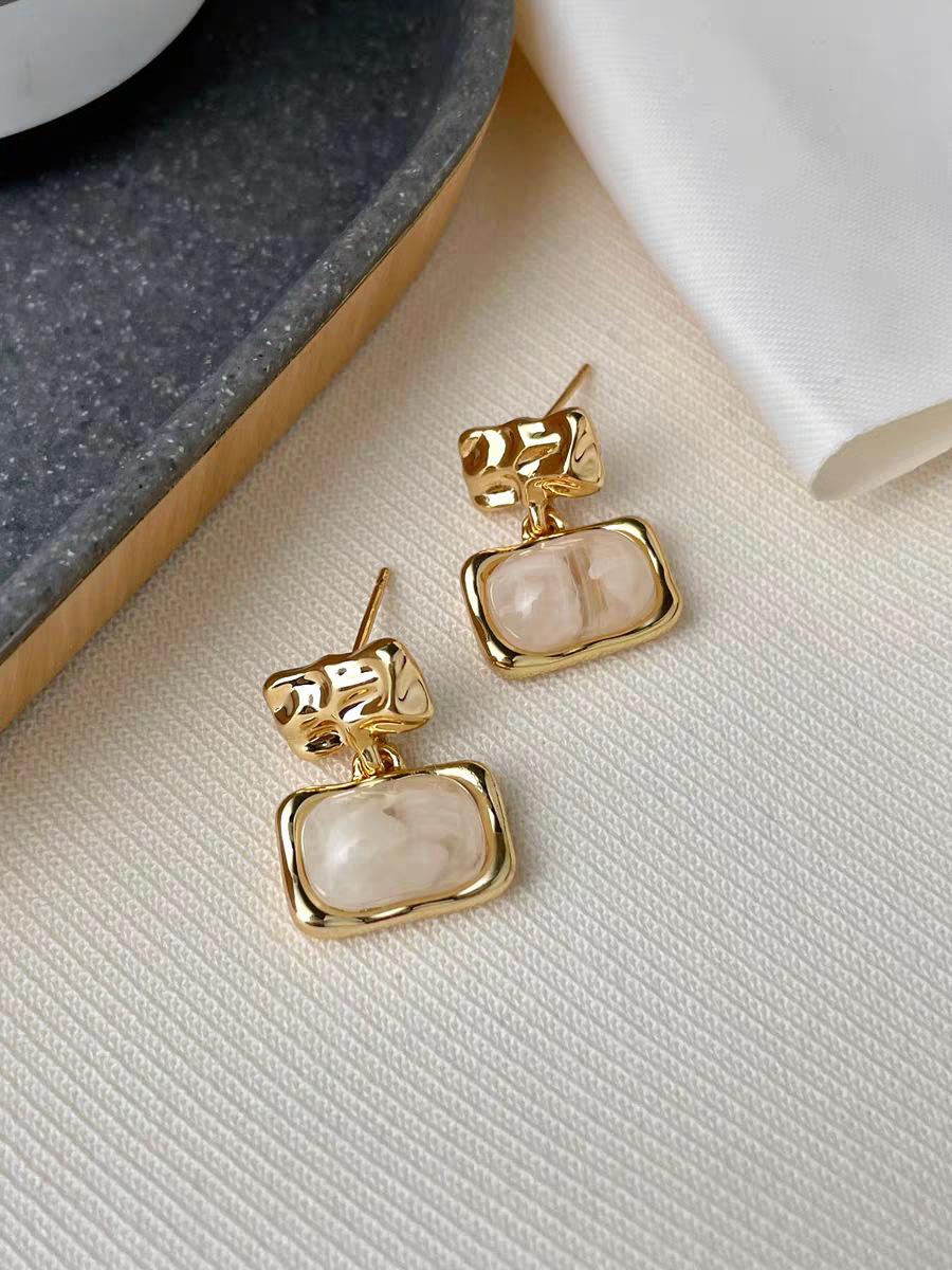 

Who Can T Love~ Maillard Amber Earrings French Retro Elegance Temperament Niche Design Resin Stud Earrings слонова кістка