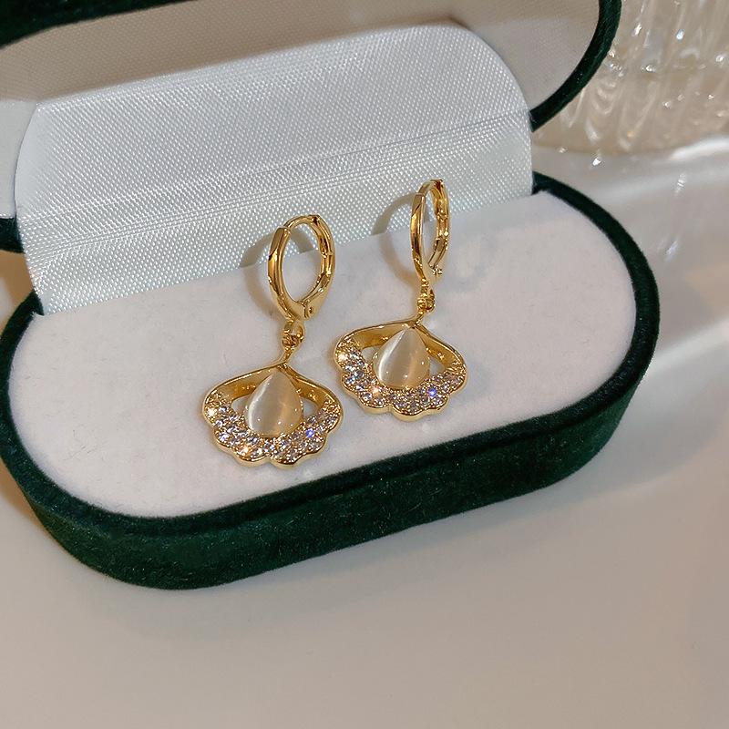 

Корейская мода Серьги-каффы в виде листьев гинкго с жемчугом и камнем «кошачий глаз»