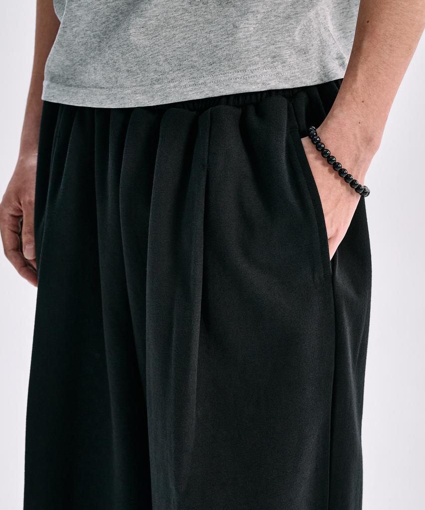 TAKEASY One-Pleat Dual-Pocket Sweat Shorts (Black)