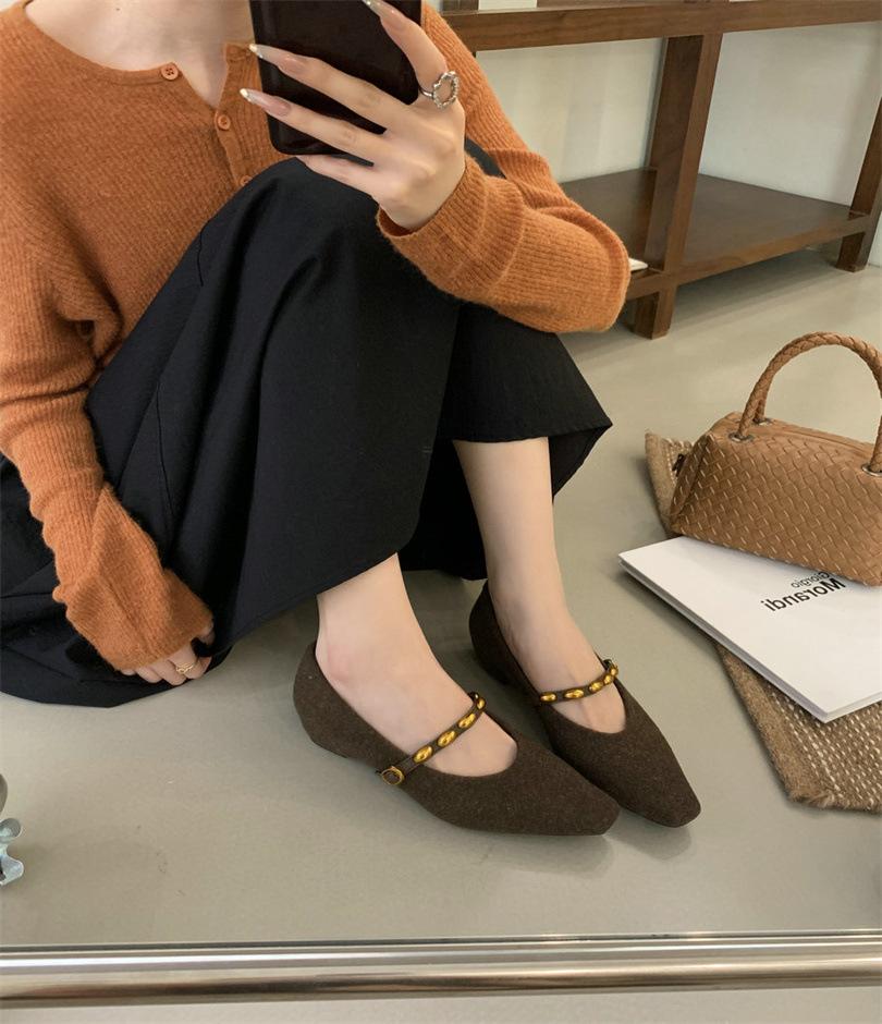 

Французские новые замшевые туфли Мэри Джейн на низком каблуке с открытым вырезом и маленькой золотой перекладиной, в стиле ретро, весенне-осенние, повседневные, для работы, универсальные, женские 39 светло-коричневого