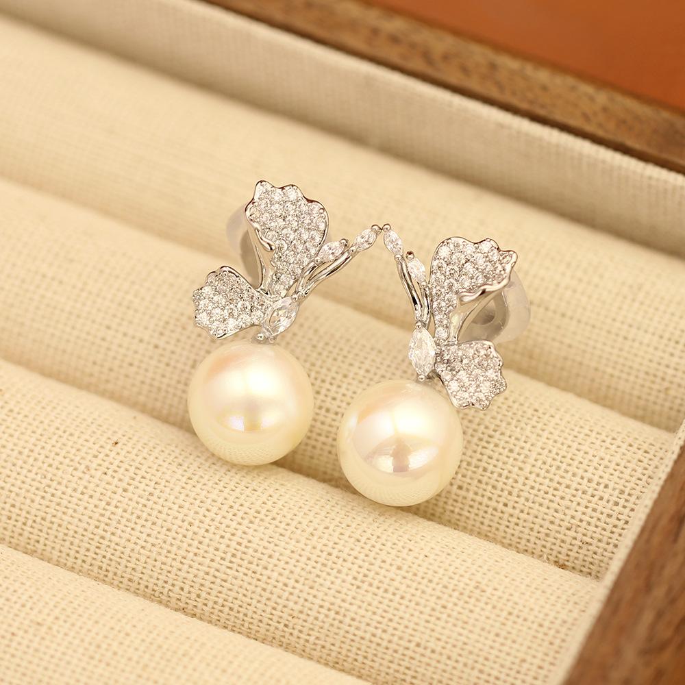 New temperament: stone-inlaid butterfly earrings, gold-plated, versatile pearl-free ear clips, women's earrings, high-end accessories