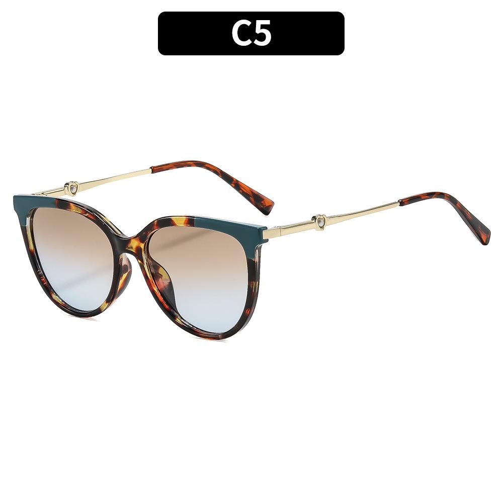 Oversized cat-eye heart-shaped glasses, retro street-style sunglasses, perfect for outdoor vacations and travel.