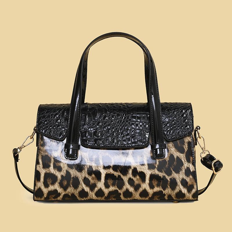 

Fashionable Crocodile-patterned Handbag for Women - A High-end, Stylish Single-shoulder Crossbody Bag with A Square Shape.