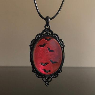 Bat Pendant Necklace Women Gothic Choker Oval Pendant with Bat Pattern Vintage Witch Jewelry Gift for Halloween Birthday Anniversary