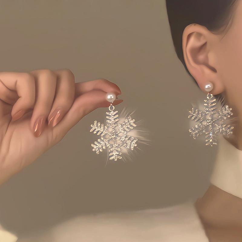 Luxury European & American Rhinestone Snowflake Plush Earrings: High-End Autumn/Winter Niche Design