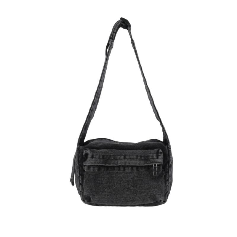 

Маленькая квадратная сумка — это модная, простая и повседневная женская сумка через плечо на одном плече. чёрный