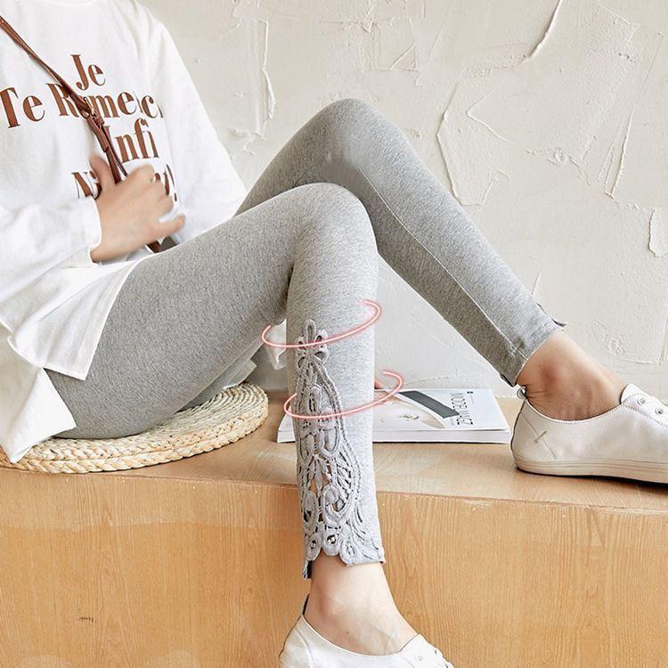 Узкие леггинсы с цветочными кружевными вставками — фото 6