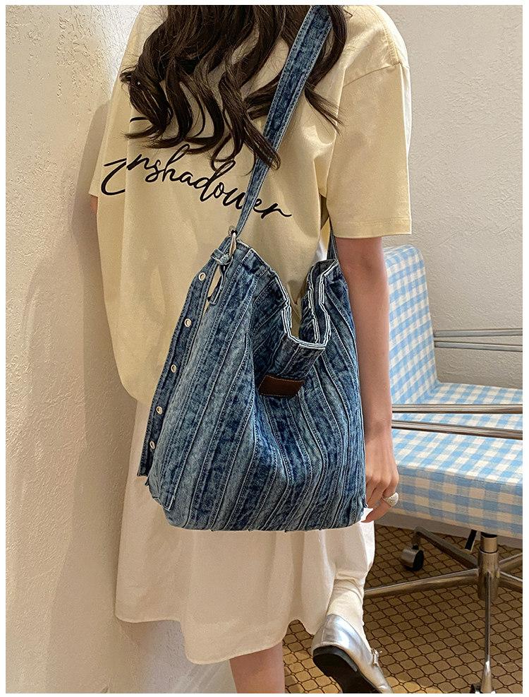 

Leisure Large Capacity Denim Bag for Women 2026 New Commuter Versatile Crossbody Bags Fashi Single Shoulder Tote Bag (30cm<Max Length<50cm)
