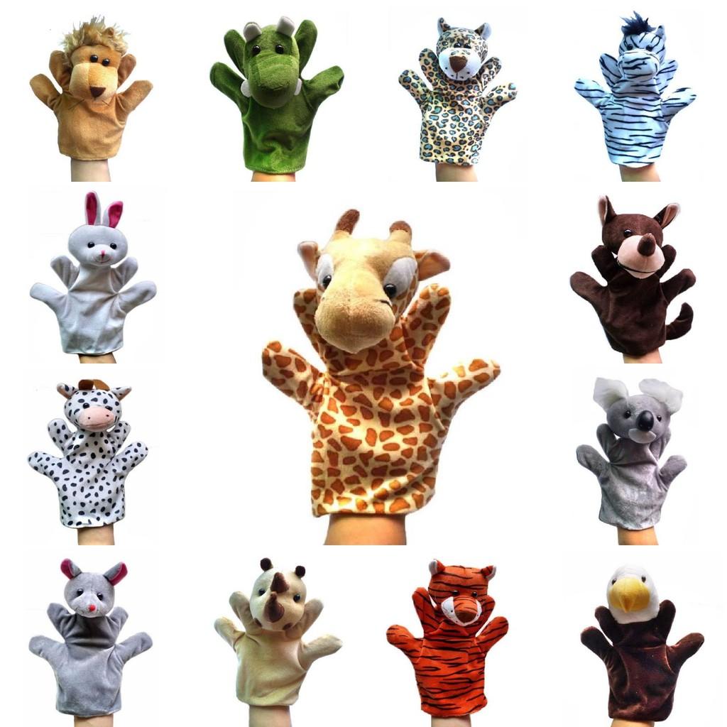 Weiche und entzückende Handpuppen von Gemeinschaftshelfern mit bunten Tiermotiven