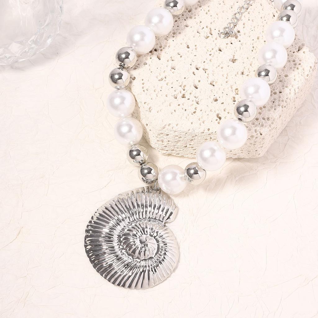 Ocean style exaggerated and simple imitation pearl conch resort style collarbone chain versatile trend model