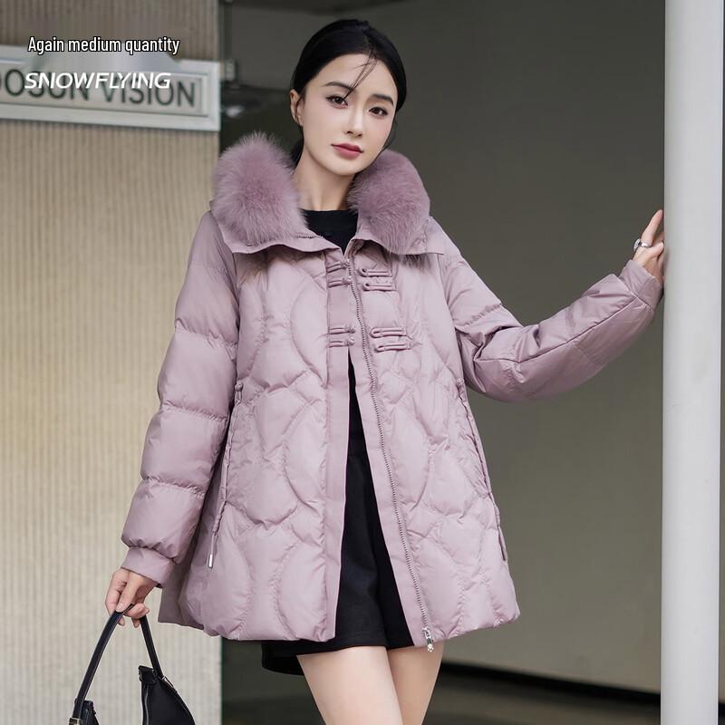 

Женский короткий зимний пуховик Snow Flying с воротником из лисьего меха и лацканами на застежке-пуговице-лягушке 4XL (185)